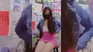 Hermosa chica con minifalda rosa