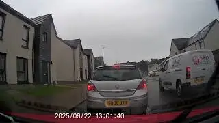 22.06.2025 | Two Cars Parked on Both Sides Blocking the Road | Billy Bremner Way,Stirling | #Dashcam