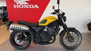 Nowy CL500 w kolorze Pearl Dusk Yellow w salonie John Banks Honda Motorcycles w Colchester.