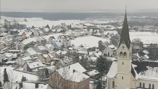 Winterpanorama der Stadt. Unser ganzes Leben ist eine Reise die Stockwerke hinauf.