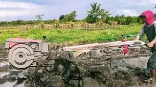 Virall, skil tingkat dewa..Bajak sawah dengan mesin traktor yanmar TF