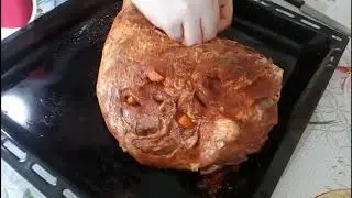 Шпиковано свинско бутче на фурна
