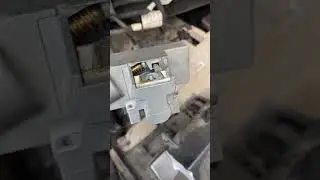 Лезу глубже под руль - нахожу снятый механизм блокировки руля. Здесь были кривые руки((( #a8d3