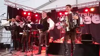 Pajdaši / Oberkrainer Kameraden - Das ganze Dorf ist auf den Beinen / Vsa vas je na nogah