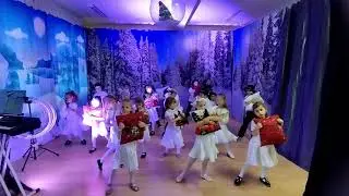 Akademia Pani Muzyczki - świąteczny taniec skrzatów. Taniec z poduszkami dla dzieci.