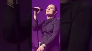 Alison Moyet performing “Situation” in Vancouver, BC. May 12, 2025.