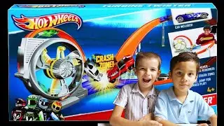 Boys Toys presents 2 Boys Opening Toys - HotWheels Tubine Twister! игрушки для мальчиков