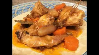 Guiso delicioso y casero de conejo a la cerveza