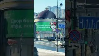 Смело разместили зумерскую рекламную кампанию. Девелопер разместил во Владивостоке серию с мемами