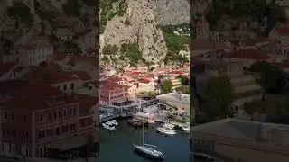 Omi&scaron; - piękne miasto u ujścia rzeki Cetiny. @ochorwacji#ochorwacji  #omis #croatia #hrvatska