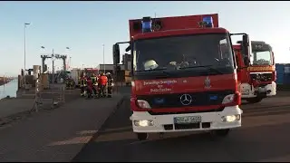 PERSON IM HAFENBECKEN - MITARBEITER DER REEDEREI 