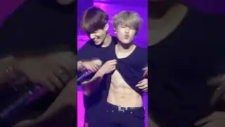 When Jungkook Lifted Jimin&rsquo;s Shirt To Show His Abs 😂 Look At Yoongi's Reaction 😵&zwj;😻 #shorts #jimin