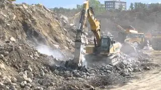 Cat 325 Dl breaking concete