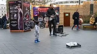 3 Jaar oud jongetje zingt met straatmuzikant mee.