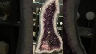 Аметист, жеода с халцедоновой оторочкой. Место находки &mdash; Planalto, Rio Grande do Sul, Brazil.