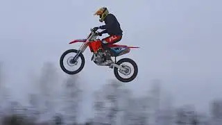 PA SASALUŠU TRASI VĀVERĒS AR PARASTAJĀM RIEPĀM. MOTOKROSS 08.02.2025.