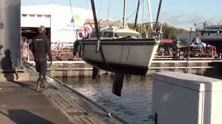 Friendship 22 naar de winterstalling Molencaten jachthaven Flevostrand
