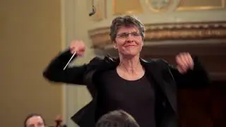Elisabeth Fuchs conducts 7. Beethoven, 1st movement, Vivace beginning