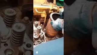 Cat 3512B Engine Cylinder Liner Remove.
