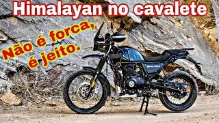 Royal Enfield Himalayan. Colocando corretamente a Himalayan no Cavalete central. [DDB Cap. 174]