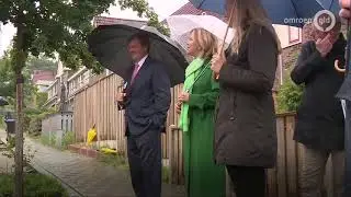 Koning Willem-Alexander wandelt door Arnhemse wijk Geitenkamp