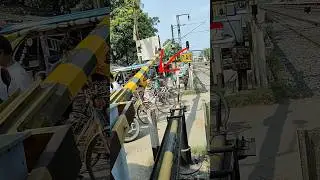 bacha gulor ki holo🙏😱#train #railway #rail#video #shortvideo #youtubeshorts #gate #india #viralvideo