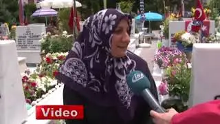 Kadir Gecesi'nde Şehit Oğlunun Silüeti Mezar Taşına Yansıdı