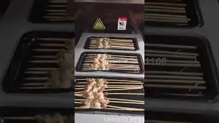 Vertical type vacuum skin packaging machine for meat products