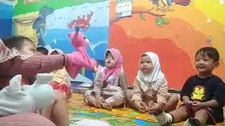Serunya bermain menyendok beras ke gelas plastik