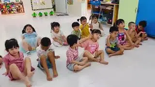 Bé học tiếng anh cùng cô