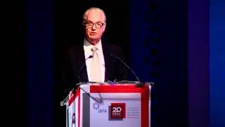 Лорд Тим Белл, председатель Chime Communications (Bell Pottinger), выступает на конференции PRWC