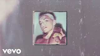 Lauren Sanderson - In The Middle (Acoustic - Audio)
