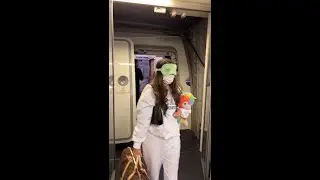 Она путешествовала 12 часов с завязанными глазами.