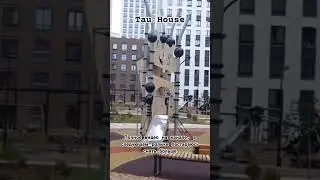 Tau House, стилобат