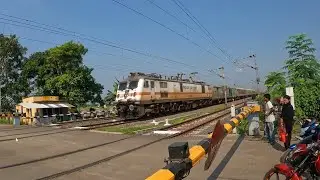 Poorva express & Sealdah Rajdhani coming from New Delhi & crosses like dust storm speed omg