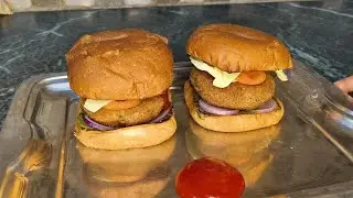 VEG BURGER #burger#vegburger#spicy#alooburger#tasty#food#homemade#recipe#cooking#indianstreetfood