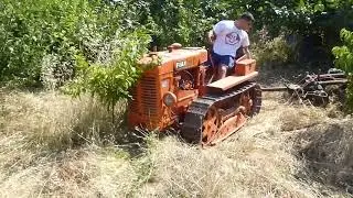 top gun della guida trattore fiat 25C Manuel e l'alpino Cassiano col francizolle nel campo e terreno