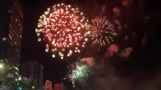 Кто сказал, что Новый год бывает один раз в году ? - Это Бенидорм. Тут возможно всё… 🇺🇦 + 🇪🇸 + 🇬🇧