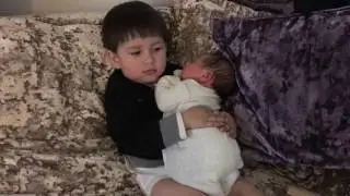 Big brother doing babysitting little sister with care  QTiess //заботливый брат любовь объятия детки