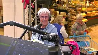 Wethouders Paul Olthof en Moniek van Sandick in gesprek met Juf Elly