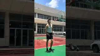 Угадай, сколько лет этому парню, играющему в баскетбол, бросает Ян Хансен, крючок старика