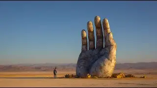 Ученые нашли скульптуру руки посреди пустыни. Её происхождение пугает!