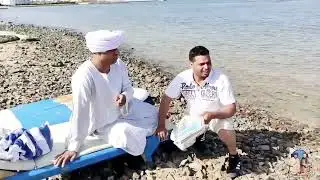 الحاج الضوى بيصيف فى حاله والناس كلها فى حاله ضحك مش خلصان