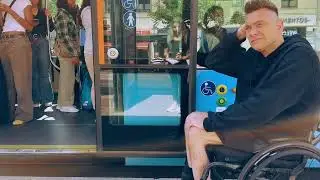 Västtrafik lämnar rullstolsburen på hållplatsen
