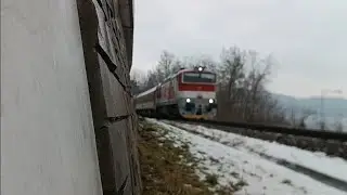 Vlak Okuliarnik prech&aacute;dza pri ceste k nemocnici.