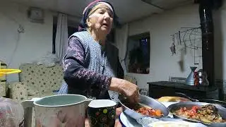 Ananem pamuk elleri ile akşam yemeği hazırlamış. Türkiye village life . village cooking