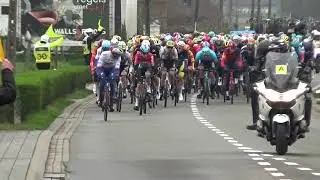 Ronde van Vlaanderen 2023 vlak na officiële start richting Beernem