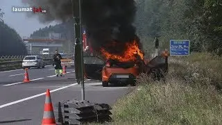 Auto auf der Innkreisautobahn in Wels-Oberthan in Flammen aufgegangen