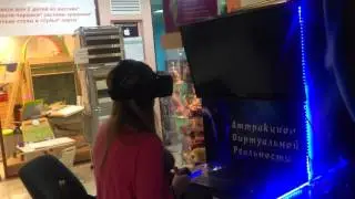 Ужасы и девушка в Oculus Rift