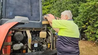 Changing the fuel filter on the kubota U55-4 excavator 